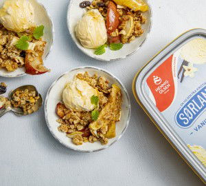 apple crisp med Sørlandsis Vanilje Jubileum 