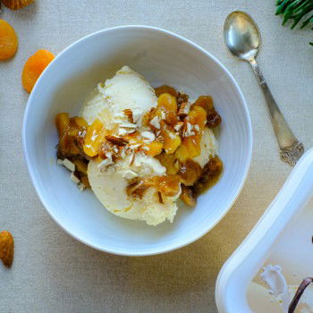 Vaniljeiskrem med fiken- og aprikossaus