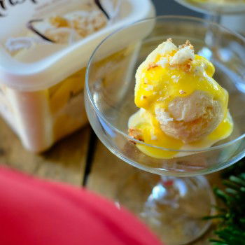 Vaniljeiskrem med multesaus og serinakaker