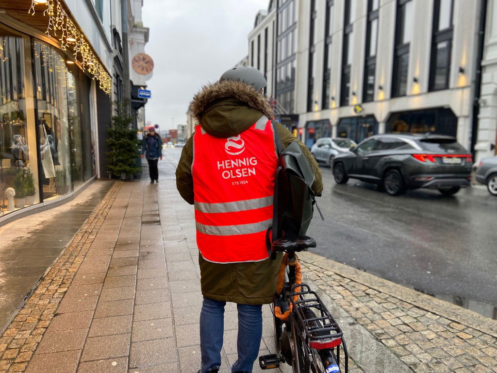 Ansatt på Hennig-Olsen Is med sykkel